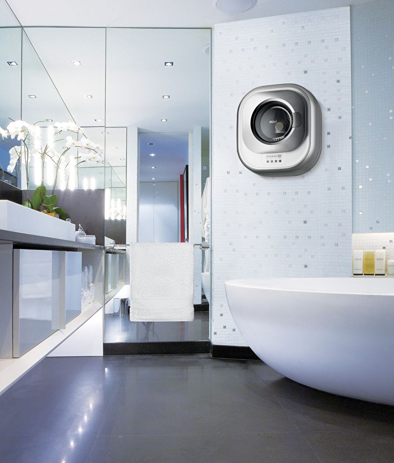 Hengende vaskemaskin i det indre av badet - foto
