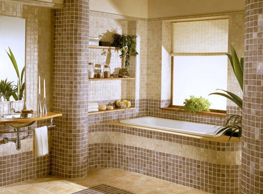 La combinación de azulejos pequeños y grandes en el baño.