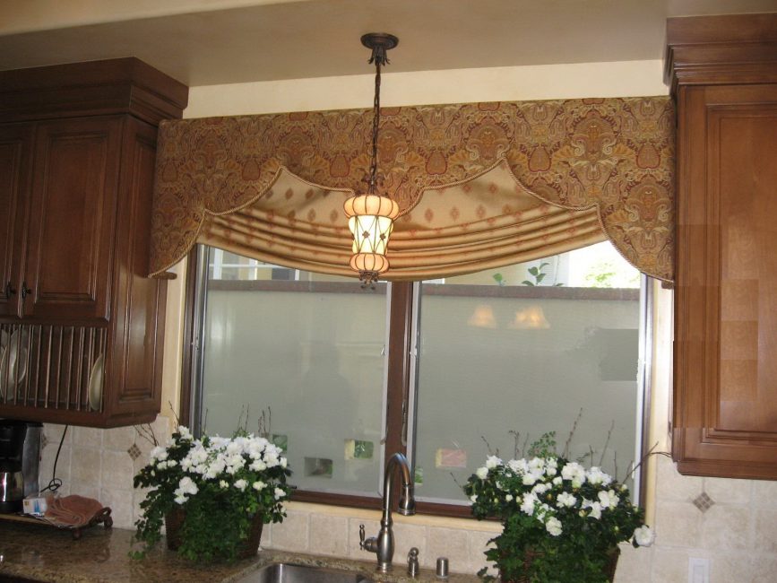O laconicismo das cortinas romanas é especialmente procurado em pequenas cozinhas.