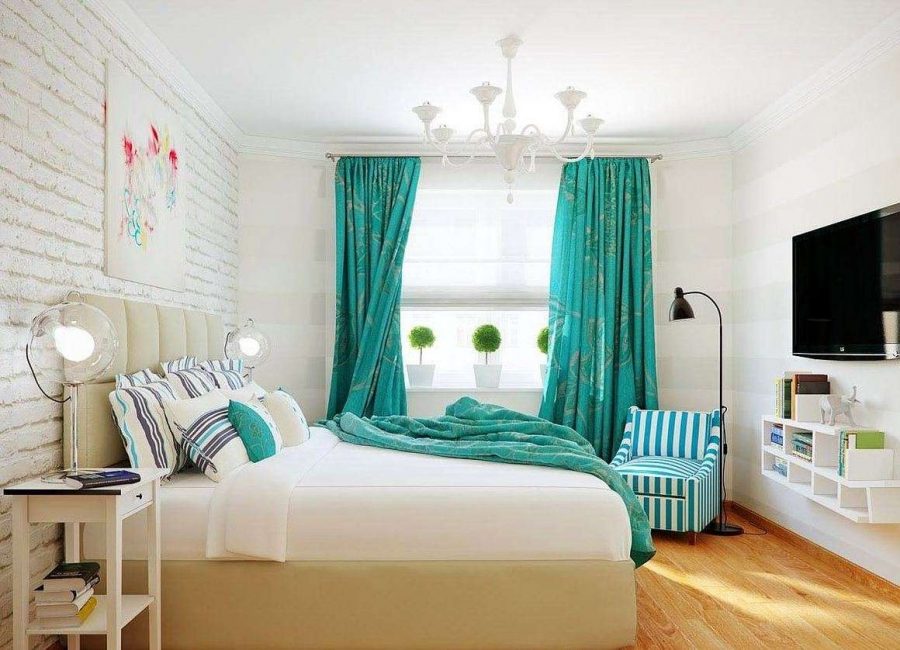 Hvitt soverom kan slås med lyse dekorative elementer