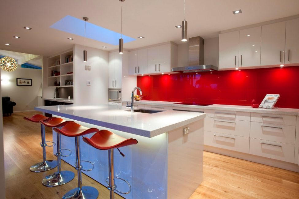 סינר מזכוכית צפה - עיצוב מודרני לקירות עבודה במטבח