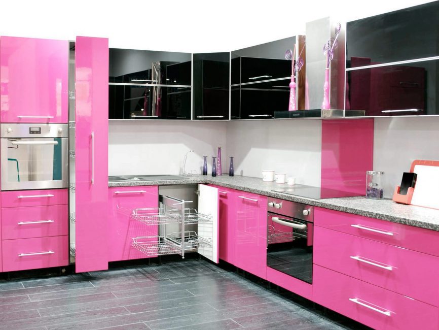 Cozinha preta e rosa com um fone de ouvido funcional inteligente
