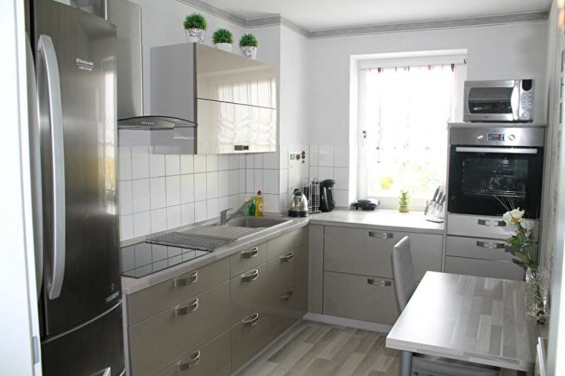 Design de interiores de uma cozinha estreita - foto
