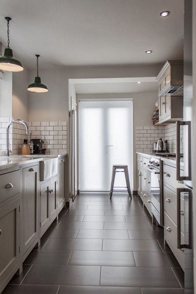 Design de interiores de uma cozinha estreita - foto