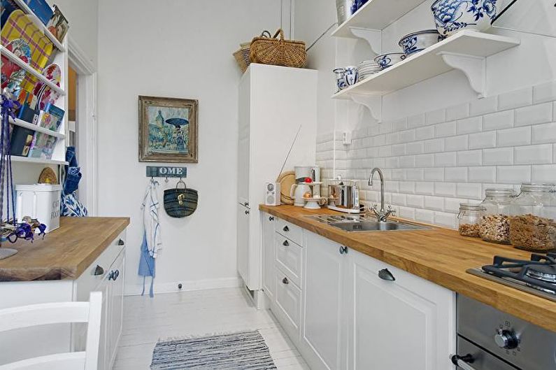 Cozinha estreita de estilo escandinavo - Design de interiores