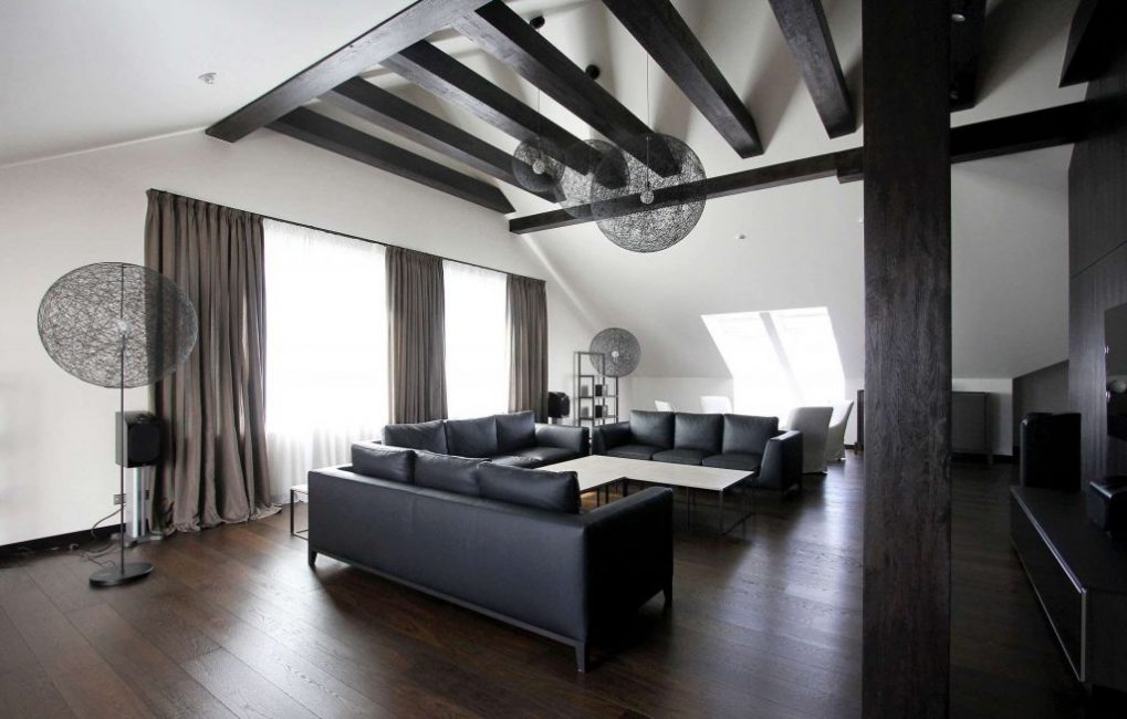 Los muebles en tonos oscuros pueden enfatizar la elegancia y la elegancia de las amplias salas de estar.