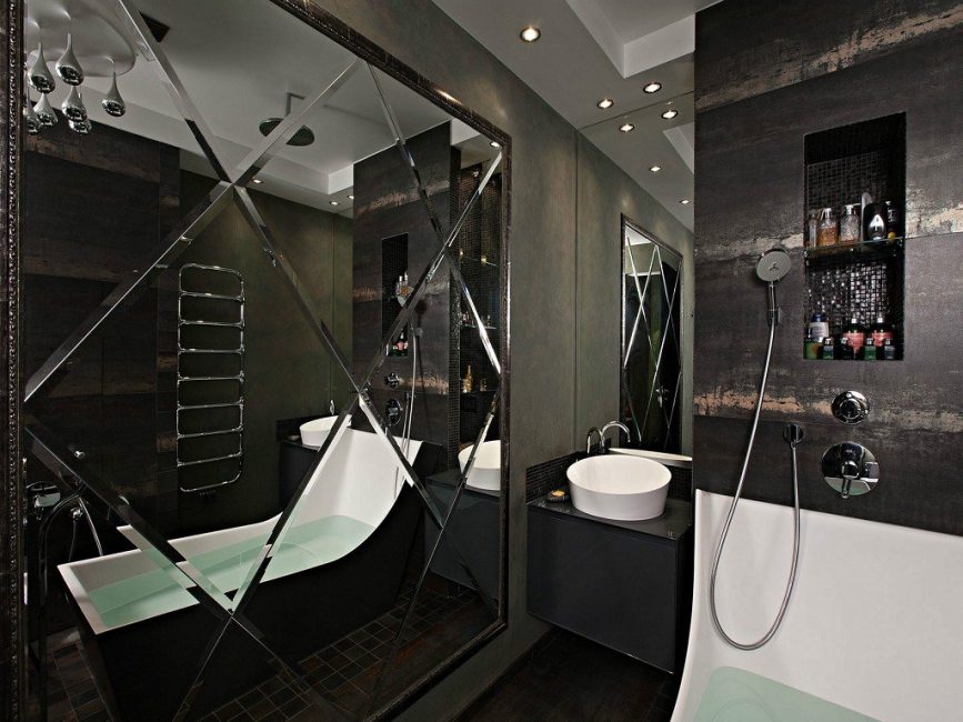 Cuarto de baño en colores oscuros con un gran espejo.