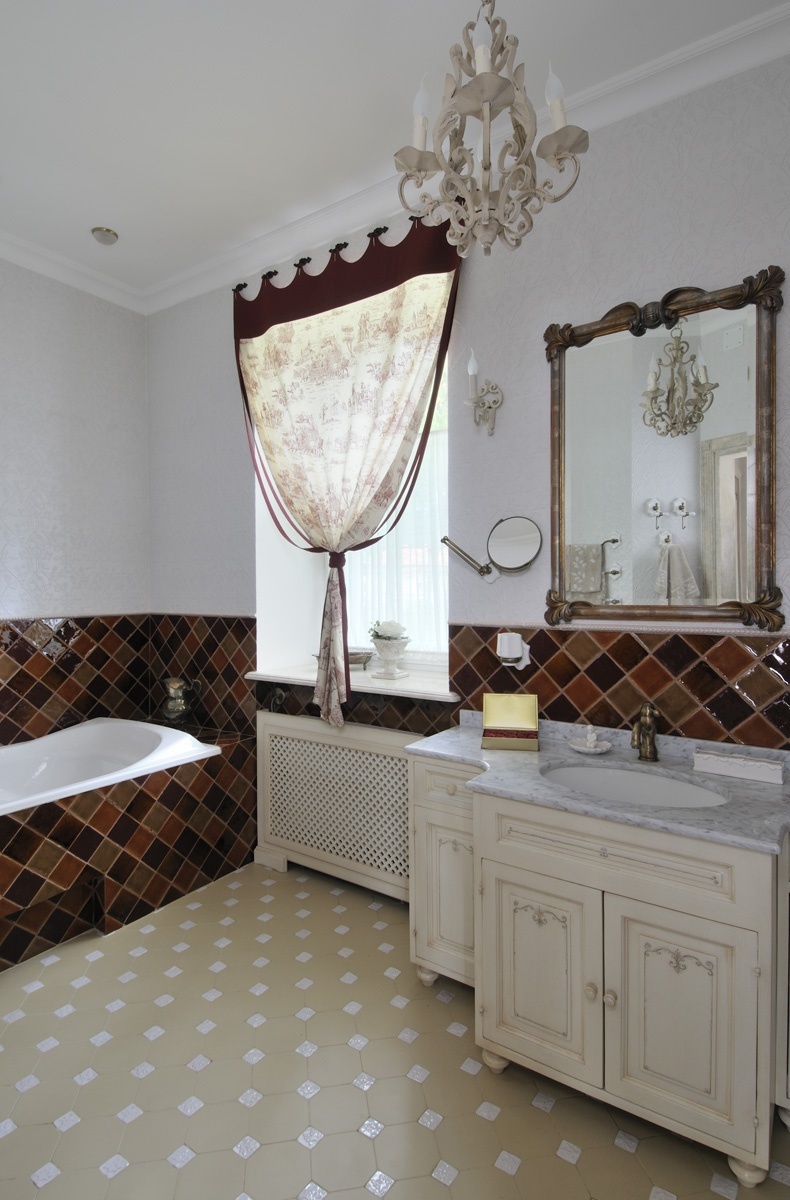 Notranjost kopalnice v slogu Provence - fotografija