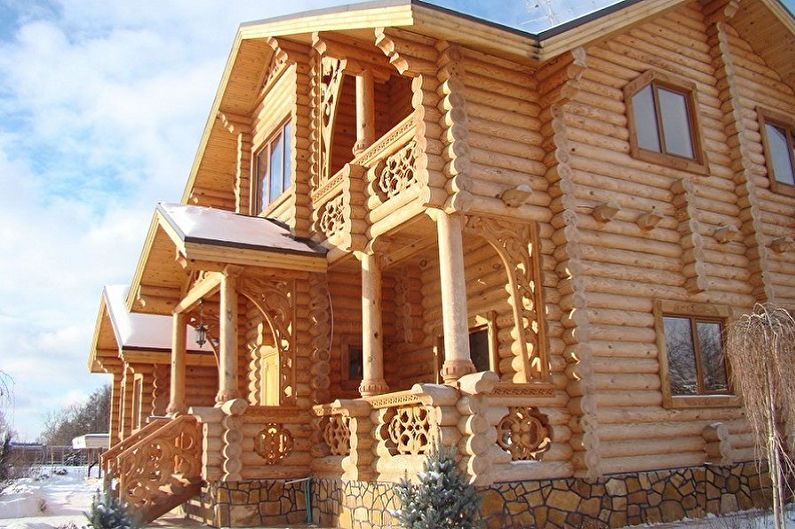 Moderne prosjekter av tømmerhus - Hus fra avrundede tømmerstokker med dekorative utskjæringer