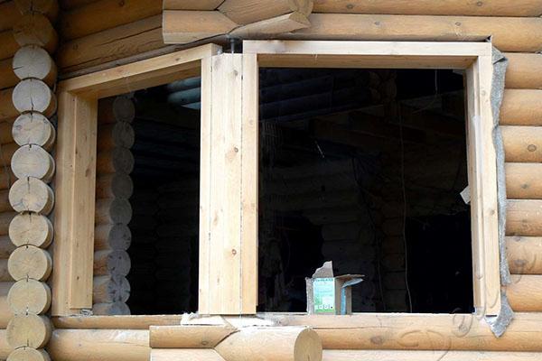 التثبيت الذاتي لنافذة خشبية