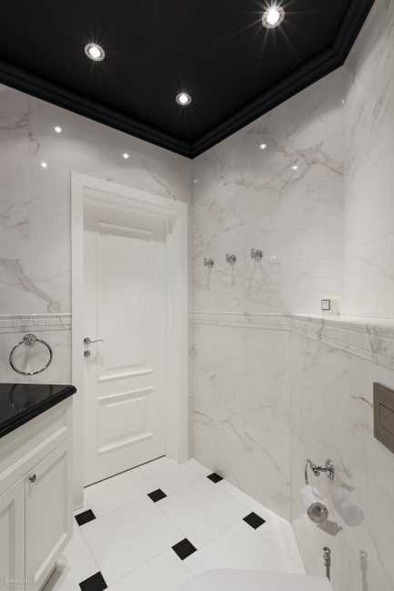 Kúpeľňa v čiernej a bielej farbe