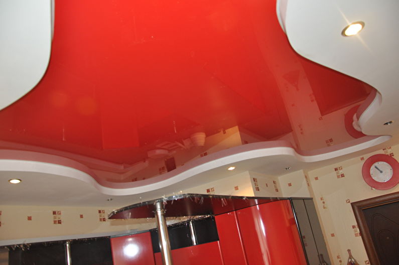 Dvostopenjski raztegljivi stropi v kuhinji