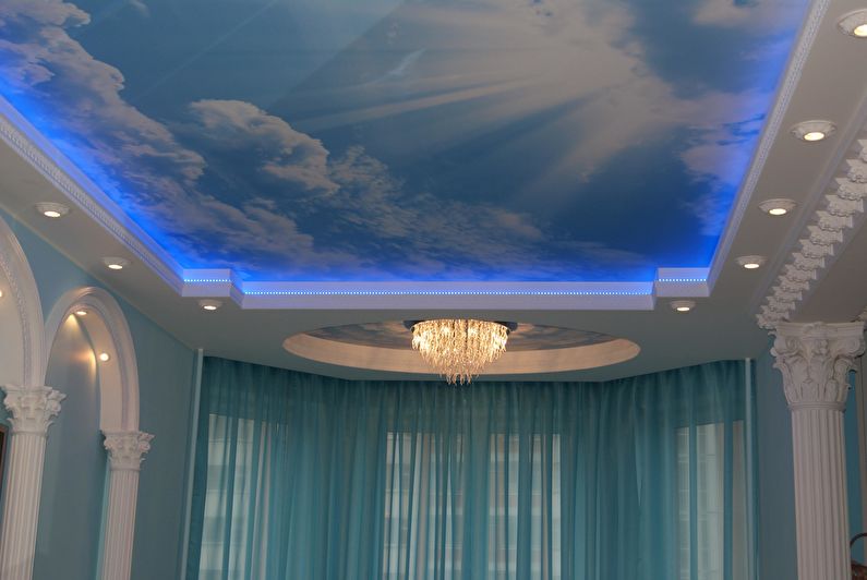 Dvostopenjski raztegljiv strop z osvetlitvijo - reflektorji