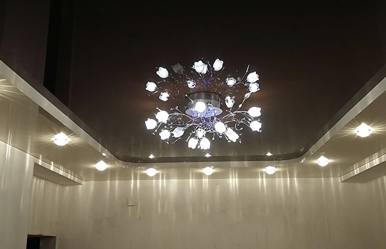 Τεντωμένη οροφή δύο επιπέδων με οπίσθιο φωτισμό - πολυέλαιος
