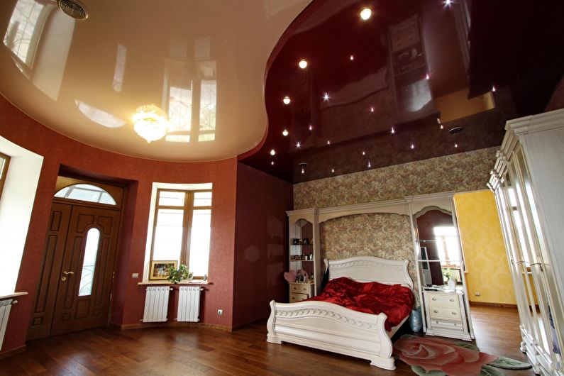 Dvojúrovňové strešné stropy v spálni