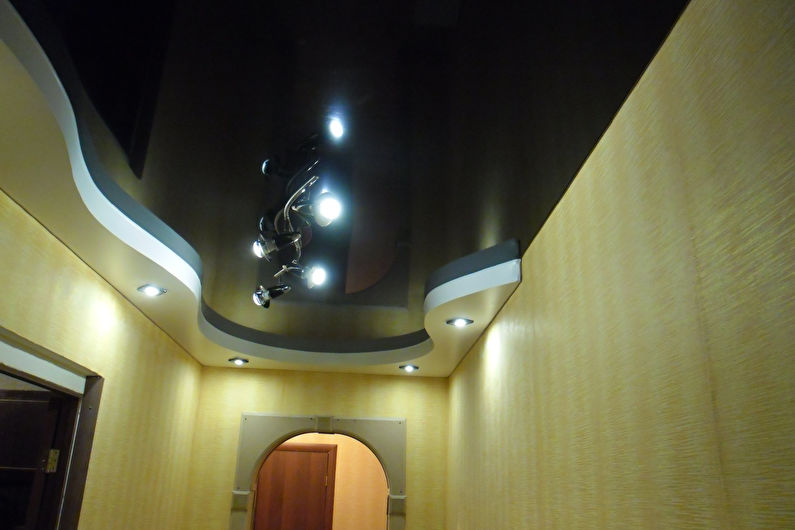 Plafoane întinse pe două niveluri pe coridor și hol