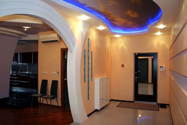 Dvonivojski raztegljivi stropi na hodniku in hodniku