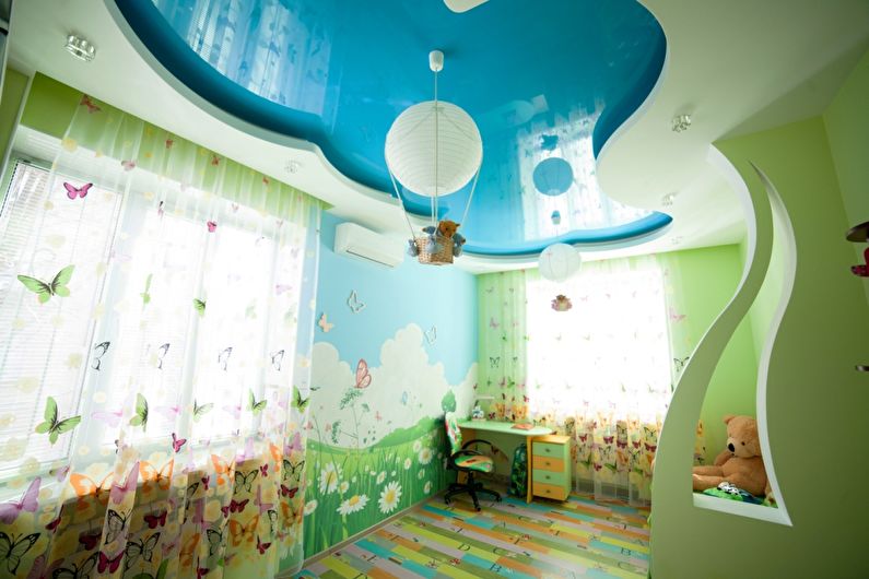 Tavane întinse pe două niveluri în camera copiilor