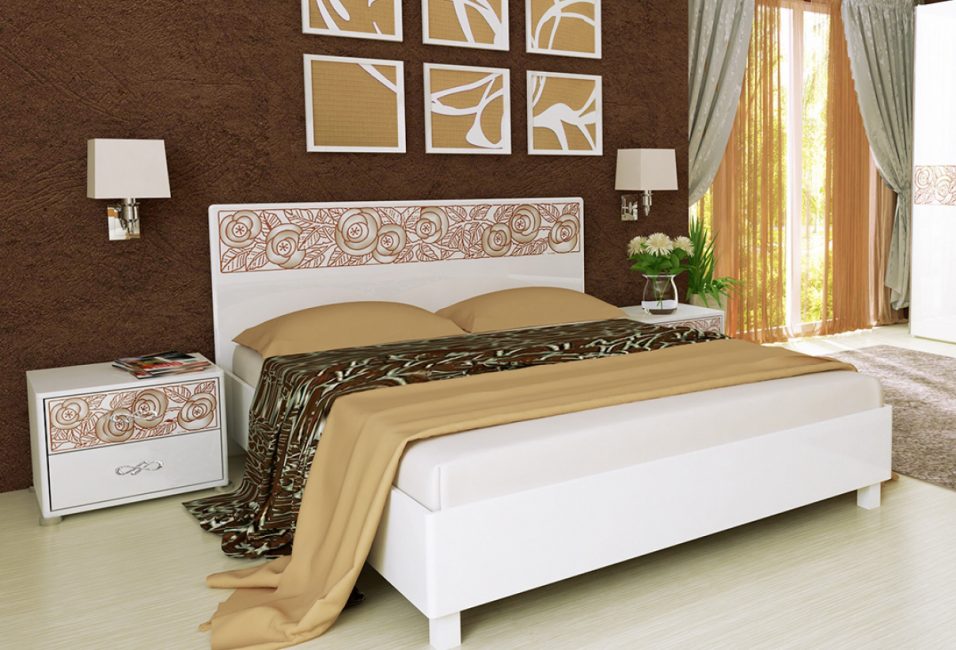 Bela postelja s cvetličnim dekorjem ob kontrastni temni steni