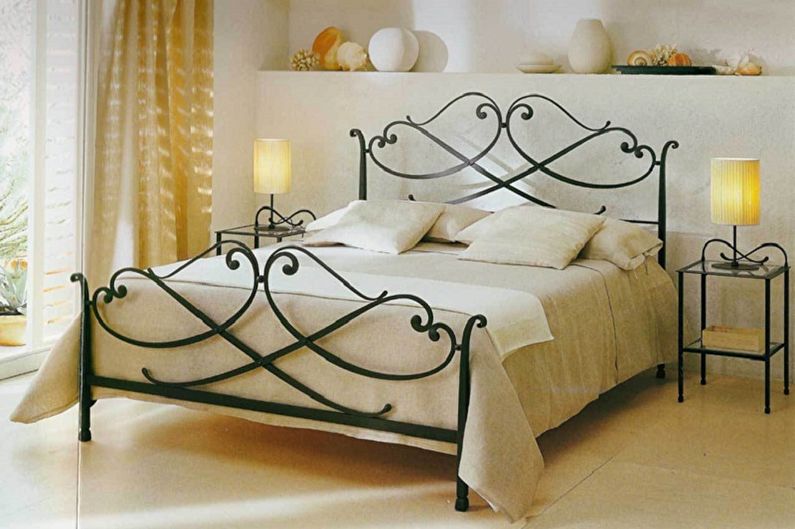 Kovinska zakonska postelja
