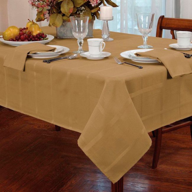 Los manteles sobre la mesa ayudarán a refinar el interior.