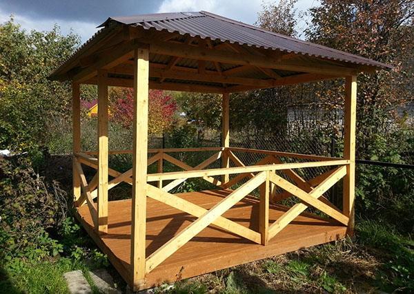 ein Pavillon aus Holz auf dem Land mit eigenen Händen
