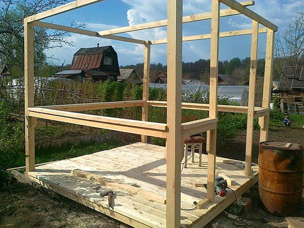Installation des Rahmens eines Holzpavillons