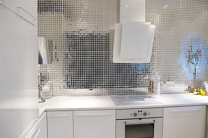 Nápady na dizajn kuchynskej zástera z mozaiky - sklenená a zrkadlová mozaika