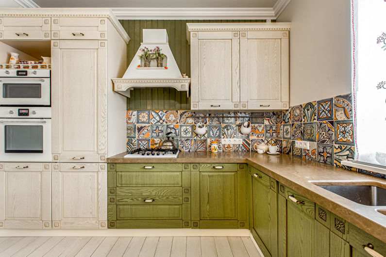 Kjøkkenforkle laget av keramiske fliser