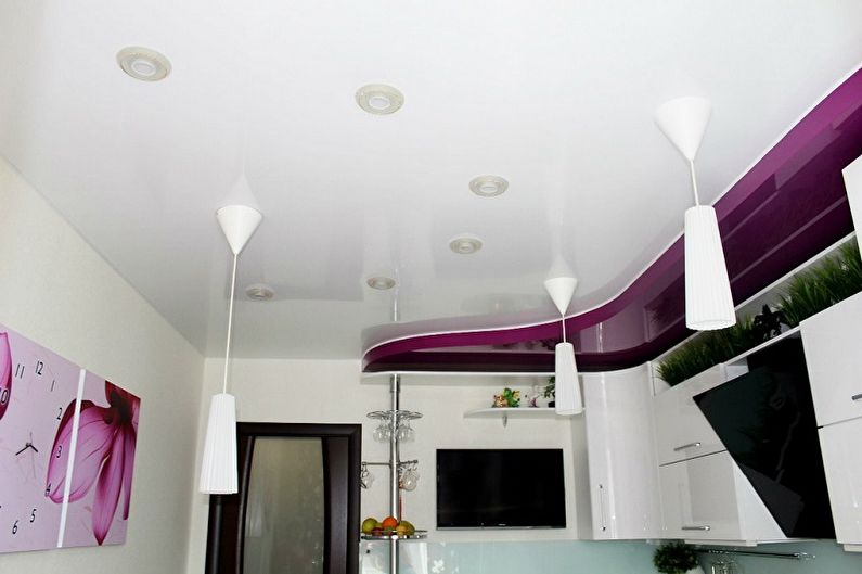 Fialový dizajn kuchyne - dekorácia stropu