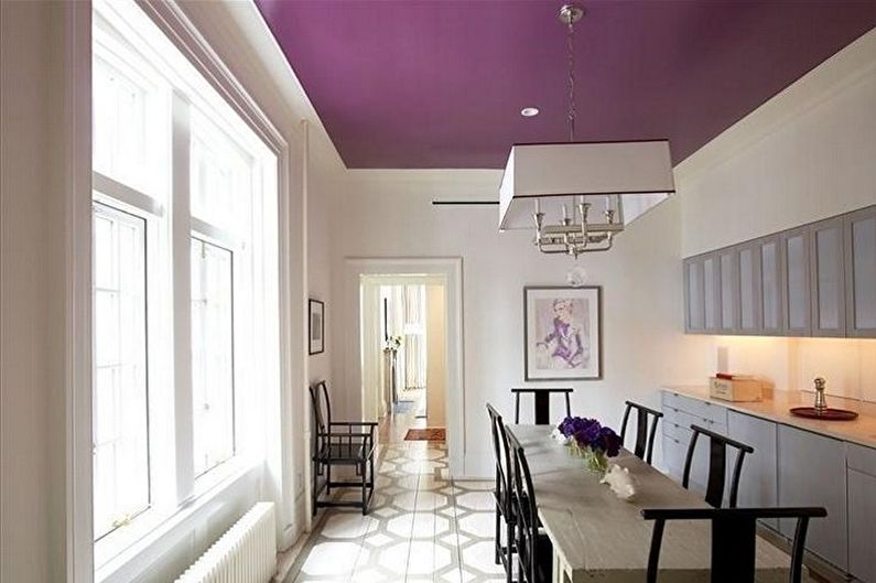 Fialový dizajn kuchyne - dekorácia stropu