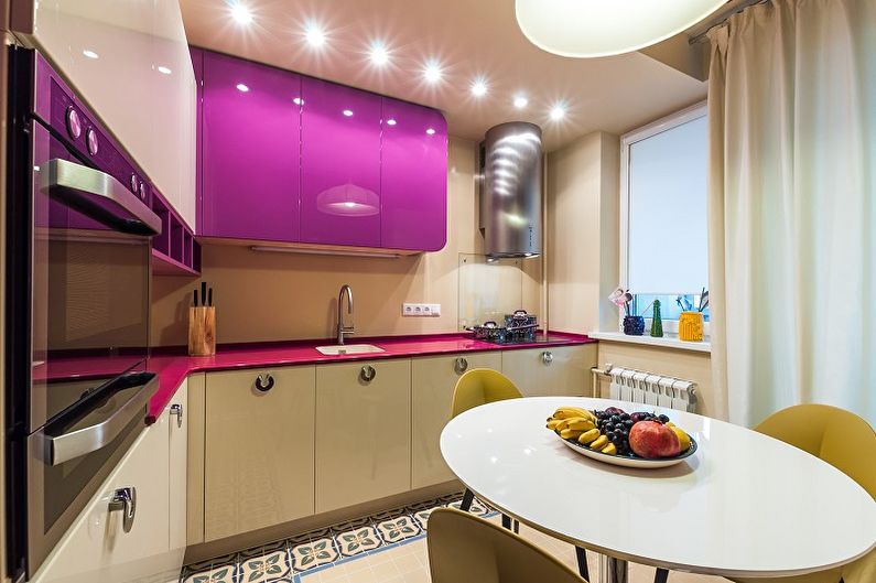 Fialový dizajn kuchyne - výzdoba a osvetlenie
