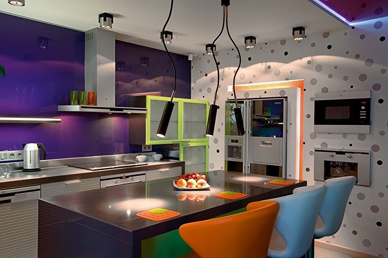 Fialový dizajn kuchyne - výzdoba a osvetlenie