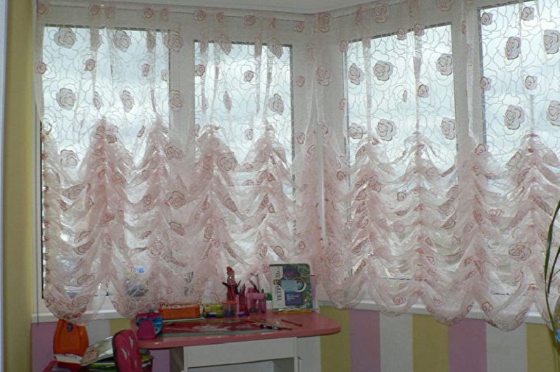 Franske gardiner i det indre av barnerommet