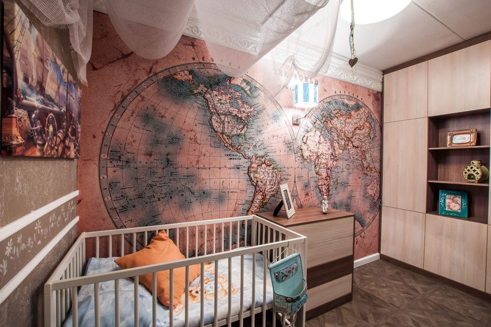 Världskarta i barnkammarens inre