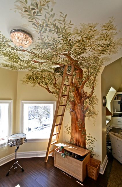 Drevo na freski se nadaljuje od stene do stropa
