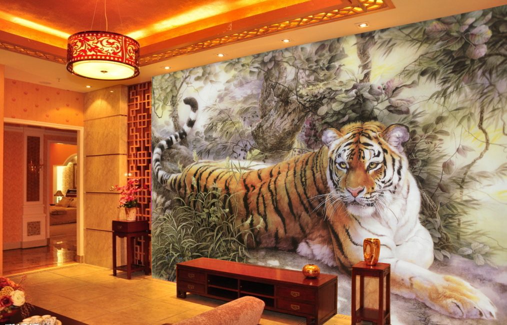 Tigru în interiorul camerei de zi