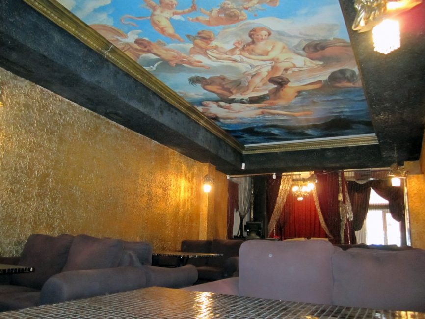 Wnętrze z malowaniem sufitu