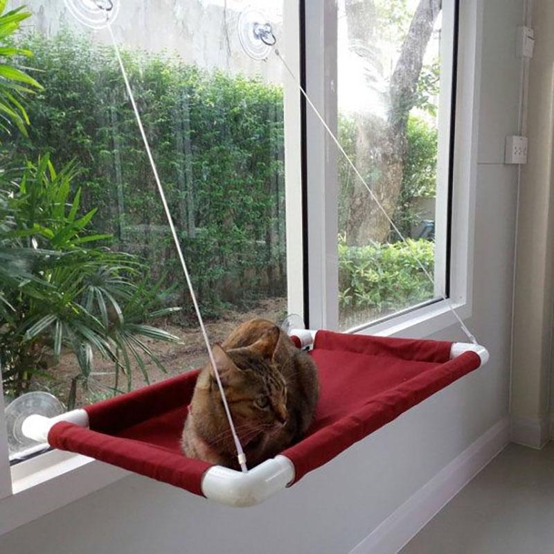 Katzenhängematte auf der Fensterbank