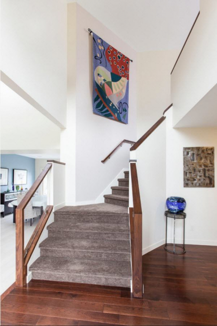 Los tapices con patrones ornamentales brillantes se ven especialmente ventajosos en habitaciones modernas