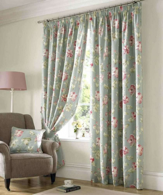Para habitaciones pequeñas, elija cortinas en tonos claros.