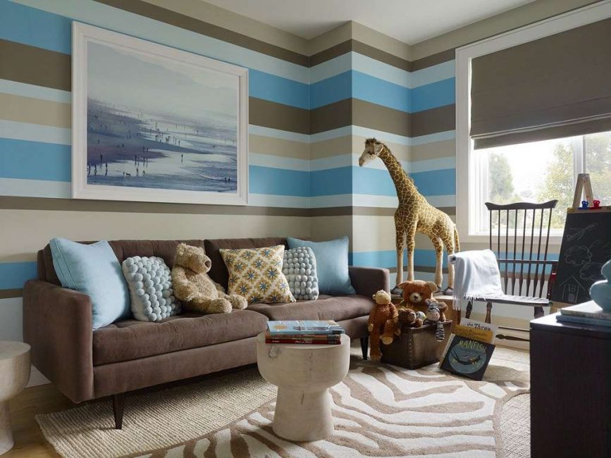 Impresión marrón y azul en la sala de estar.
