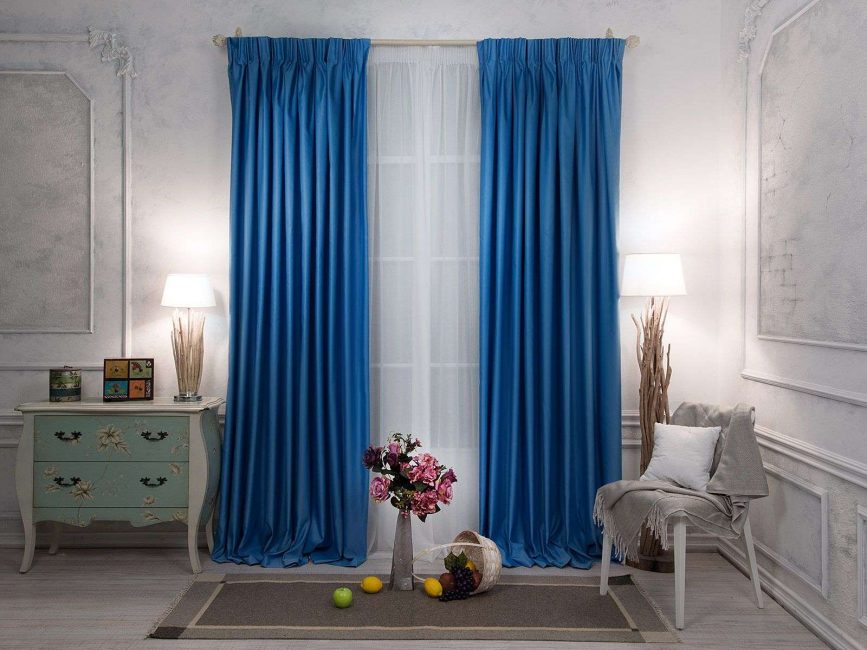 Blå gardiner laget av dyre stoffer