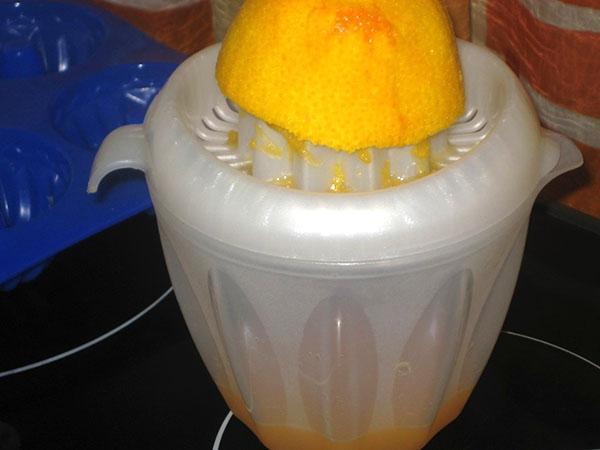 vymačkejte pomerančový džus