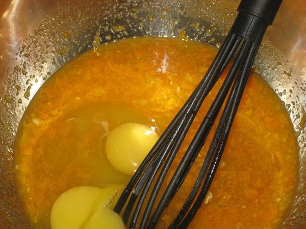vejce promíchejte s kůrou a pomerančovým džusem