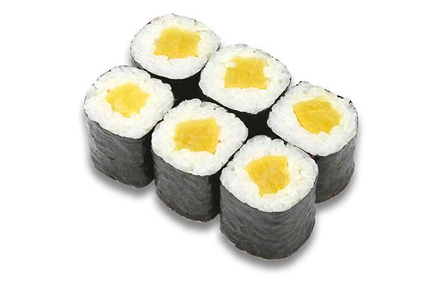 sushi s nakládaným daikonem