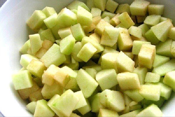 na kostičky nakrájená jablka a meloun