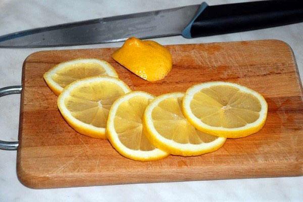 nakrájejte citron na kroužky