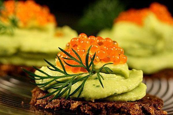 Avocado und Kaviar Vorspeise