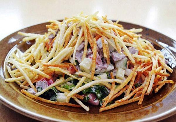 Salat mit Kartoffelkuchen
